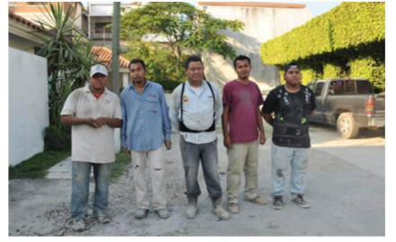 5 albañiles salvaron la vida de 2 mujeres en explosión de pipa con gas