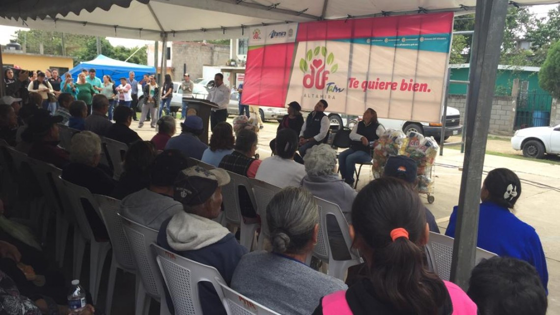 Entregan despensas a adultos mayores en Altamira