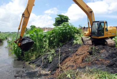 Desazolvan canales para evitar inundaciones