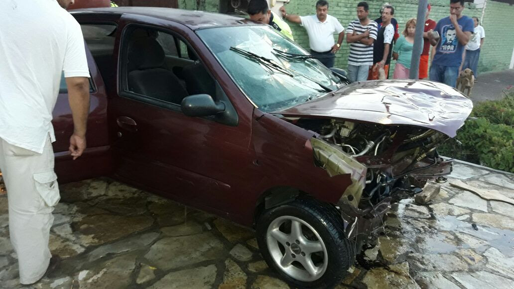 Cae automóvil al canal de la Cortadura