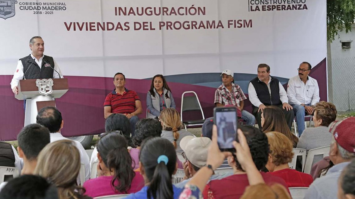 Entrega Adrián Oseguera viviendas a familias vulnerables