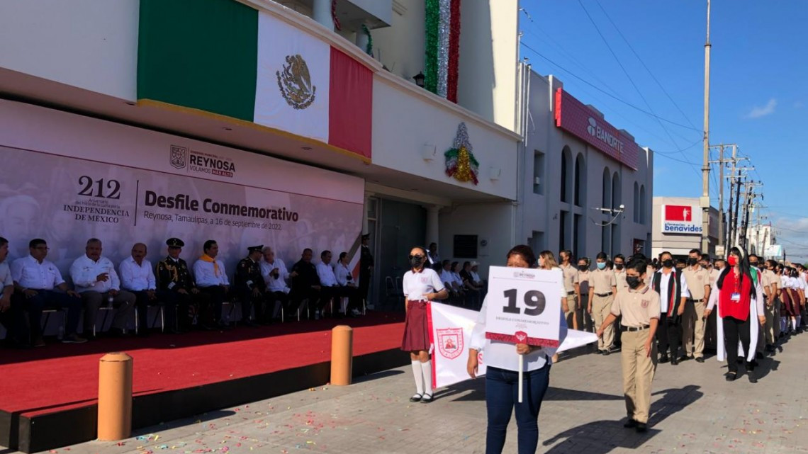 Familias asisten a plaza principal para presenciar desfile militar