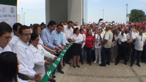 Gobernador y Director del IMSS entregan certificados a guarderías