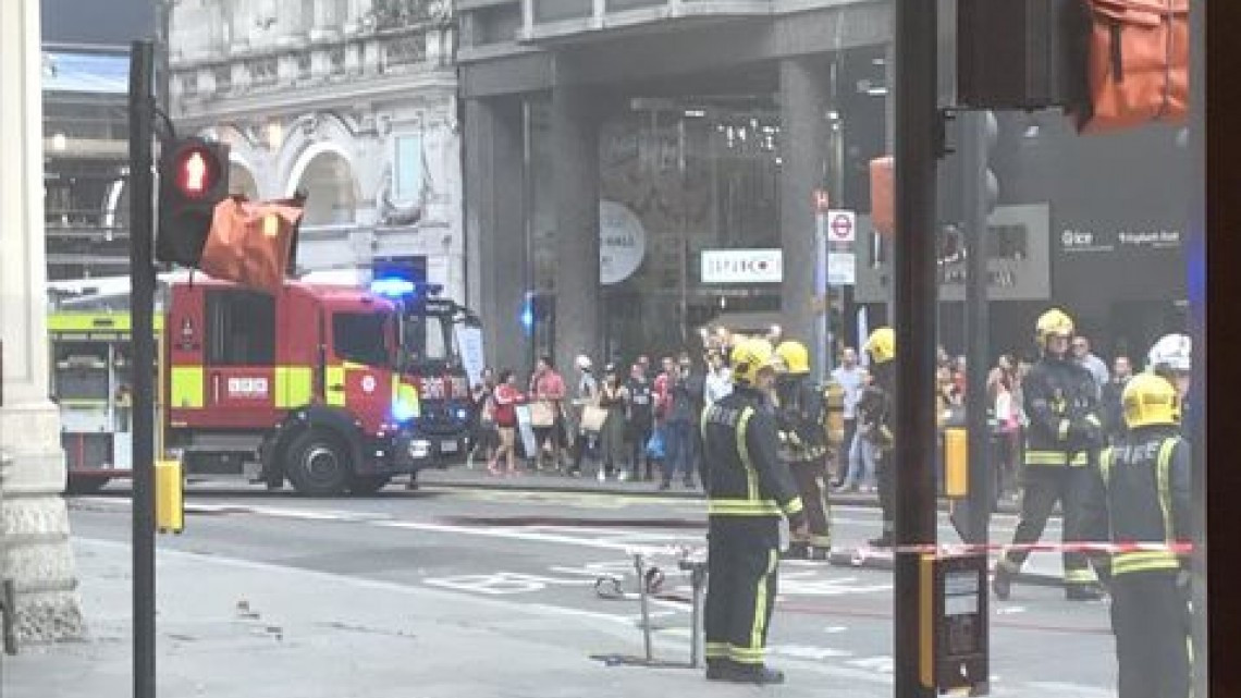 Se incendia edificio en Londres