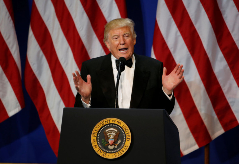 Trump firma su primer decreto para 'aliviar cargas' del 'Obamacare'