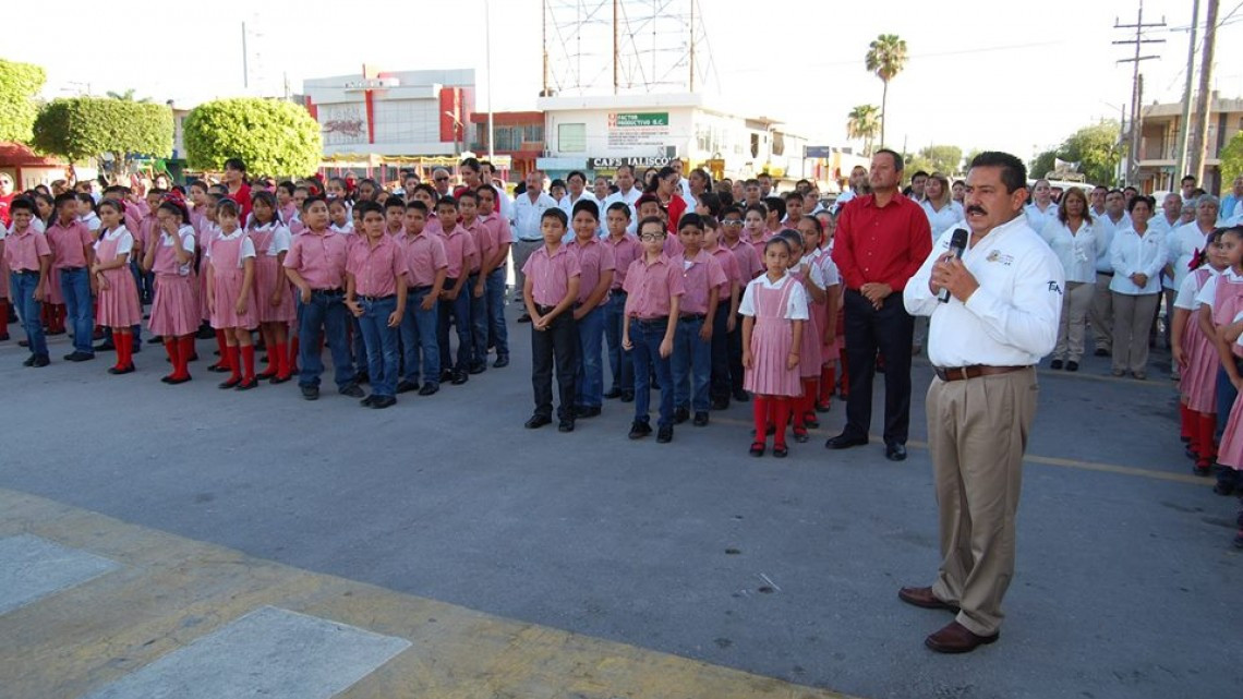 Realizan honores a la bandera