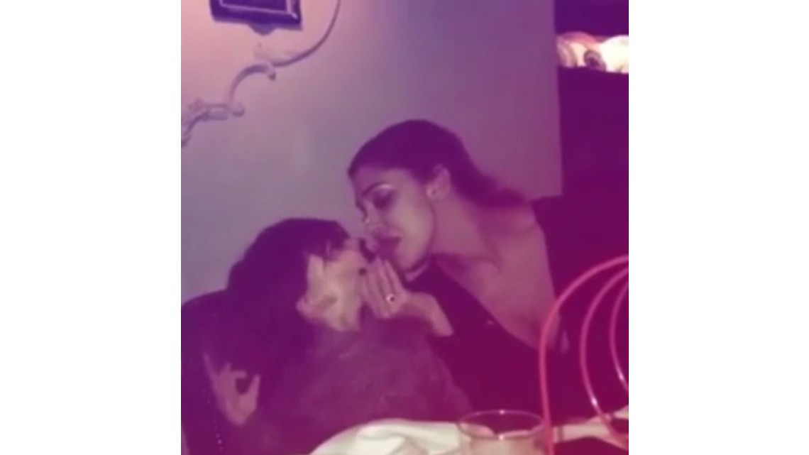 Ex "Playmate" escandaliza por dar lengüetazo a su hijo