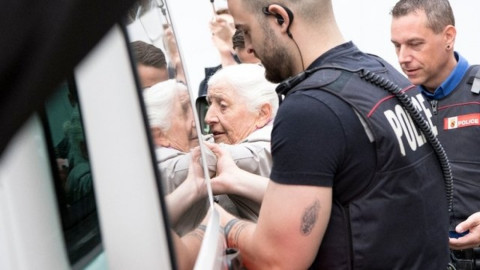 Arrestan a mujer por pintar pared del BNS