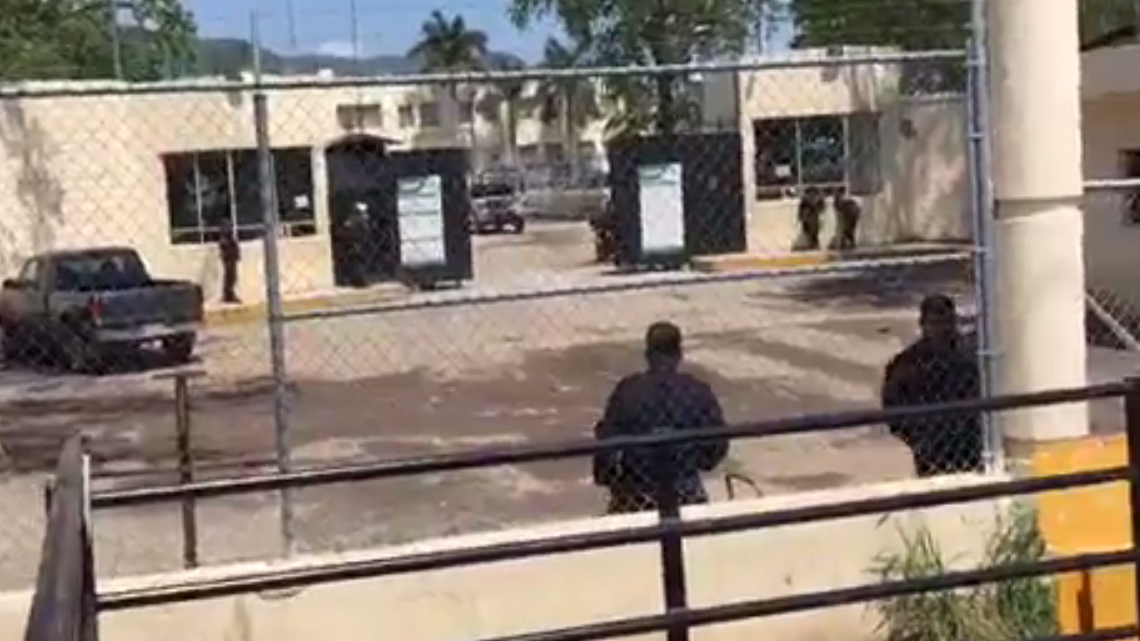 Reportan disparos y posible motín al interior del Cedes Victoria