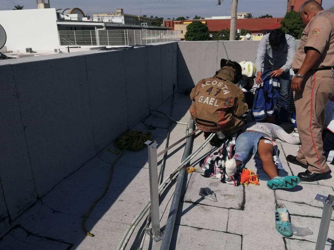 Joven se distrae y se electrocuta