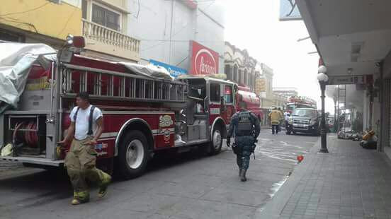 Dantesco incendio en la zona centro de Tampico afecta 3 negocios