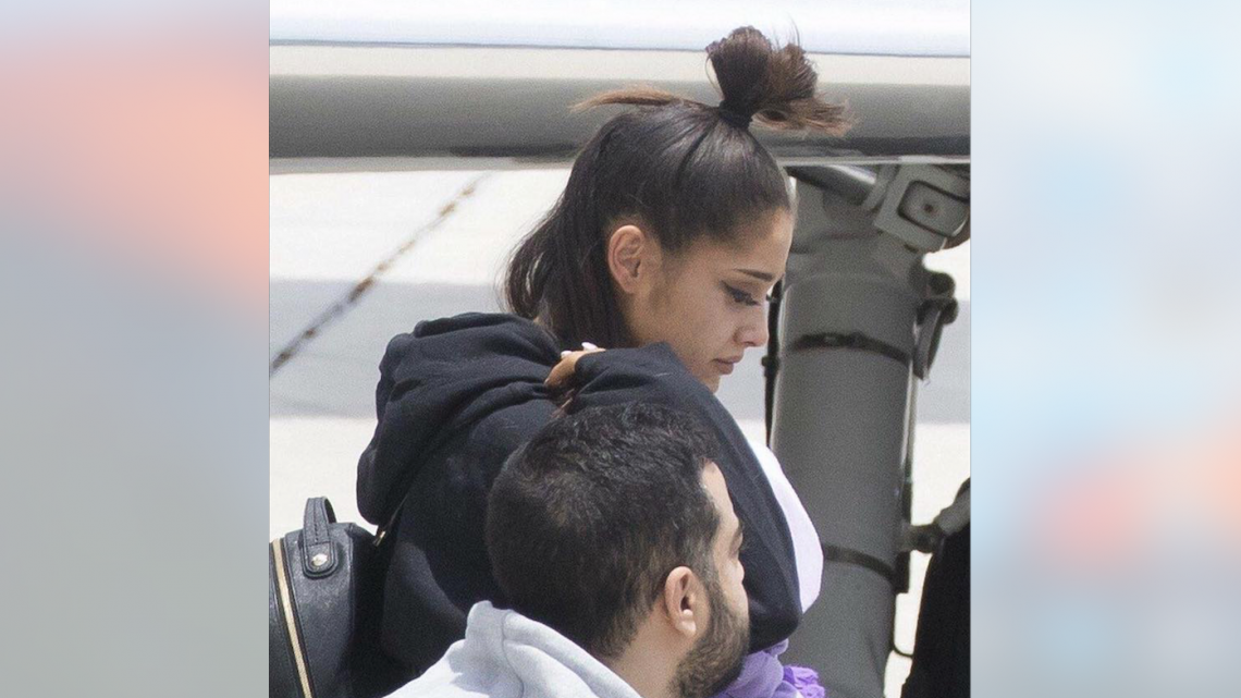 Captan a Ariana Grande llegando a EU después de atentados