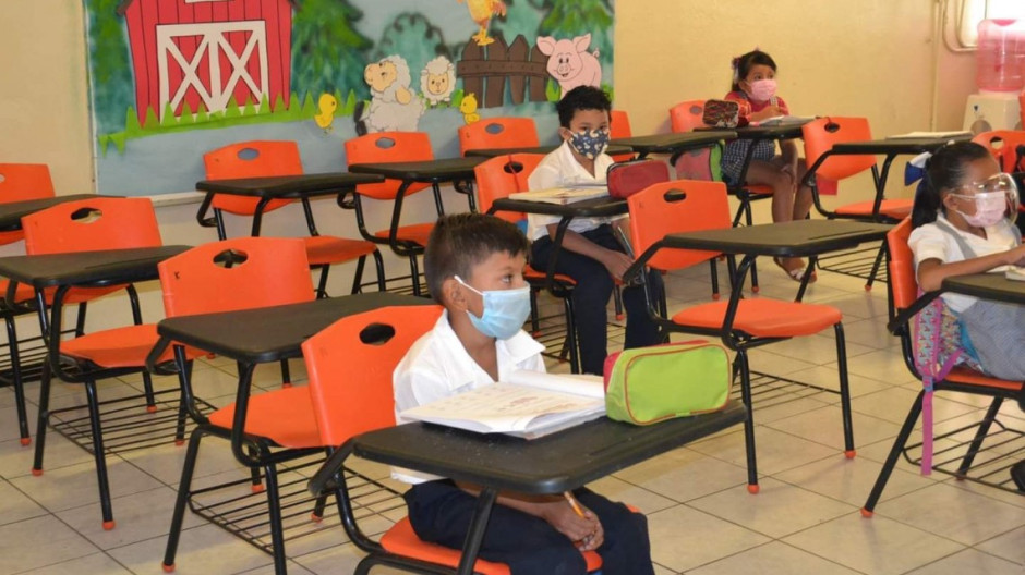 Para el regreso a clases presenciales entrega SET uniformes a alumnos