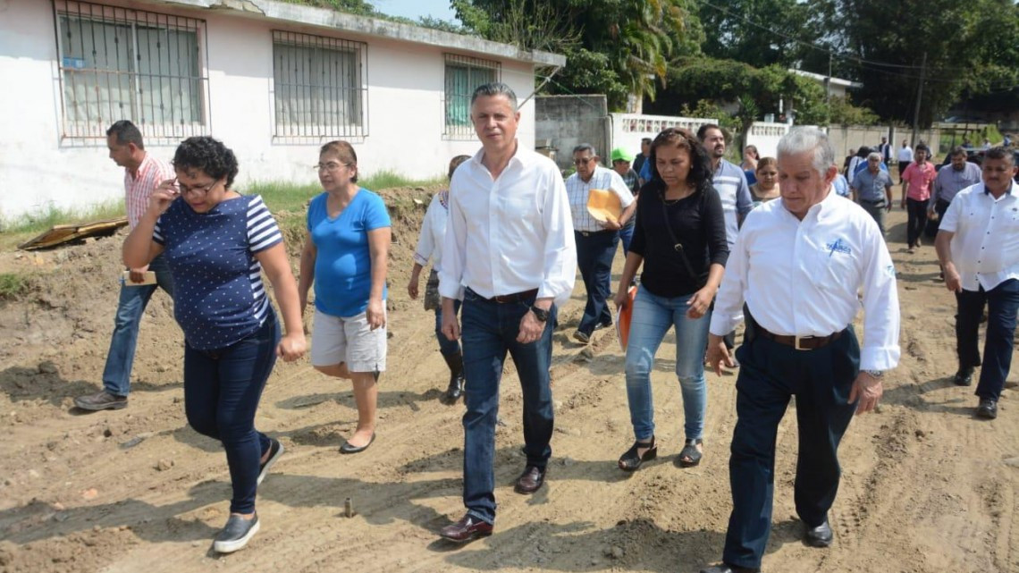 Pone en marcha Chucho Nader una nueva obra de pavimentación 