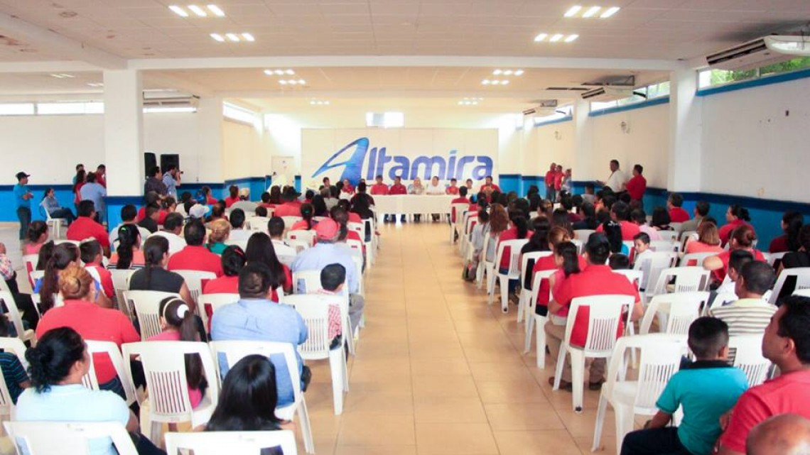 Entrega Alcaldesa becas a hijos de trabajadores sindicalizados
