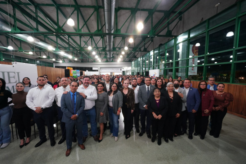 Alcaldesa Carmen Lilia Canturosas entrega 300 becas de titulación y consolida a Nuevo Laredo como modelo estatal en impulso educativo 