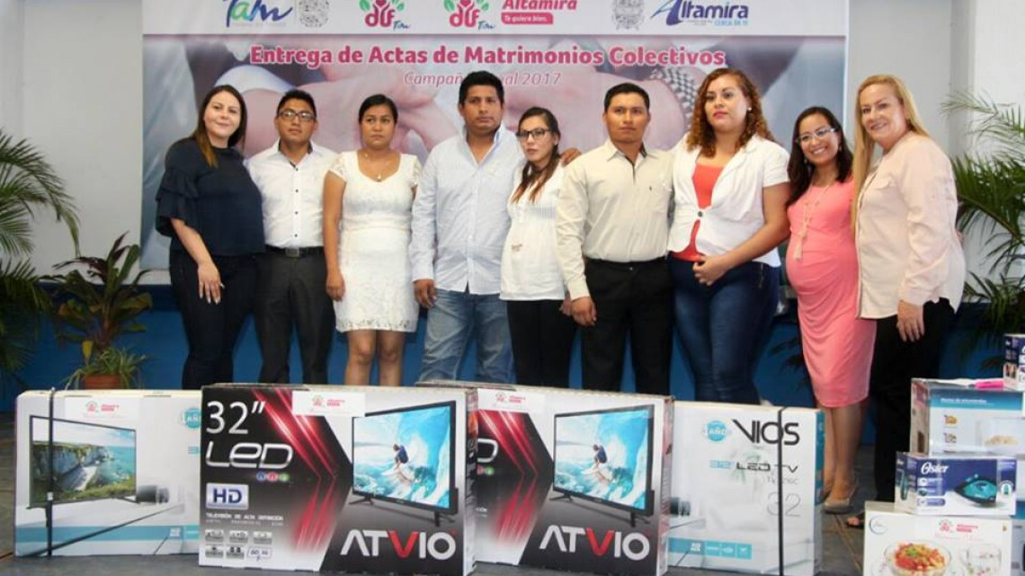 Realizan "Entrega de actas de matrimonios colectivos”