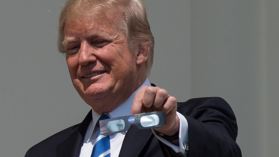 Trump mira eclipse sin protección