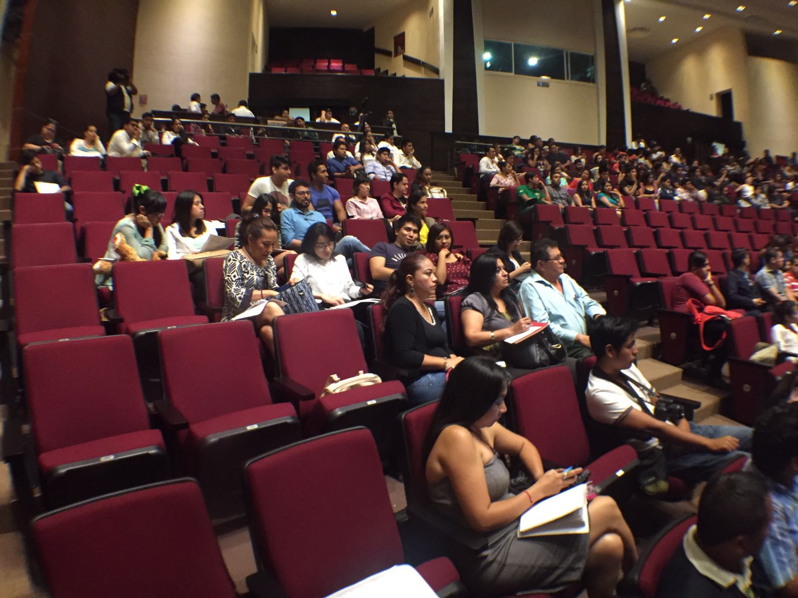 Egresados y alumnos conviven en primer encuentro de comunicación