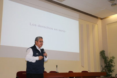 Llevan conferencia de derechos humanos a estudiantes de la UAT 
