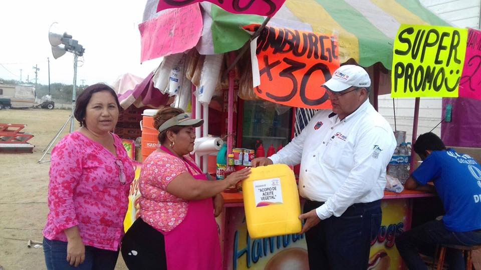 Realizan entrega de contenedores de residuos de aceite de cocina