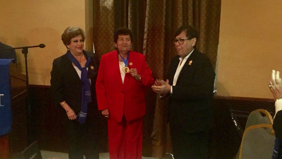 Otorgan medalla al mérito político Leona Vicario a Magdalena Peraza Guerra