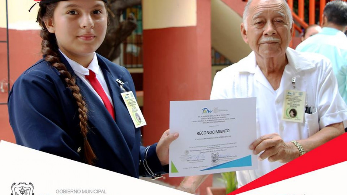Acude alcaldesa a graduación de escuela primaria
