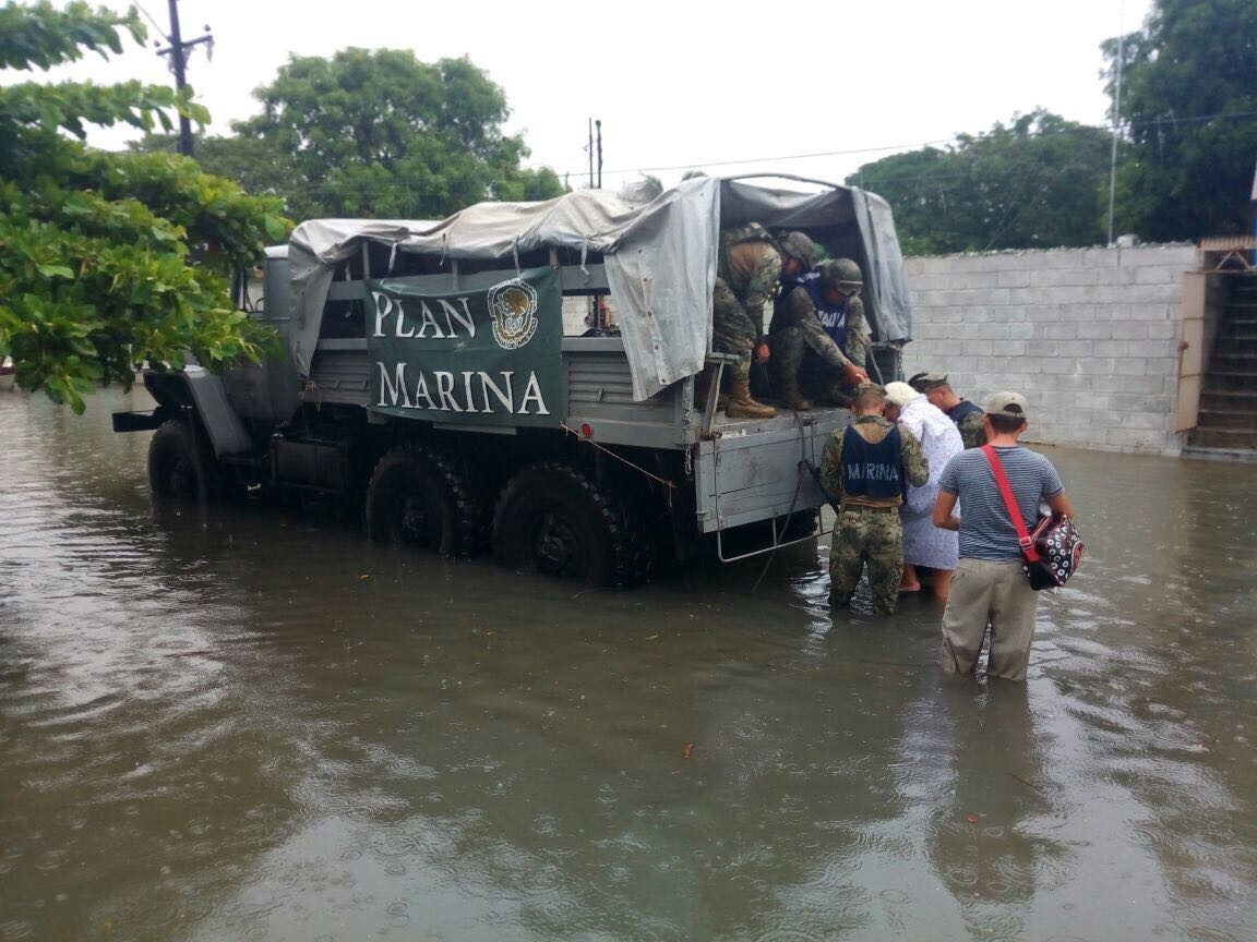 Marina brinda apoyo a la población afectada por inundaciones