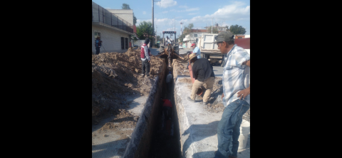 Trabaja COMAPA Reynosa en reparación de caído con recursos propios