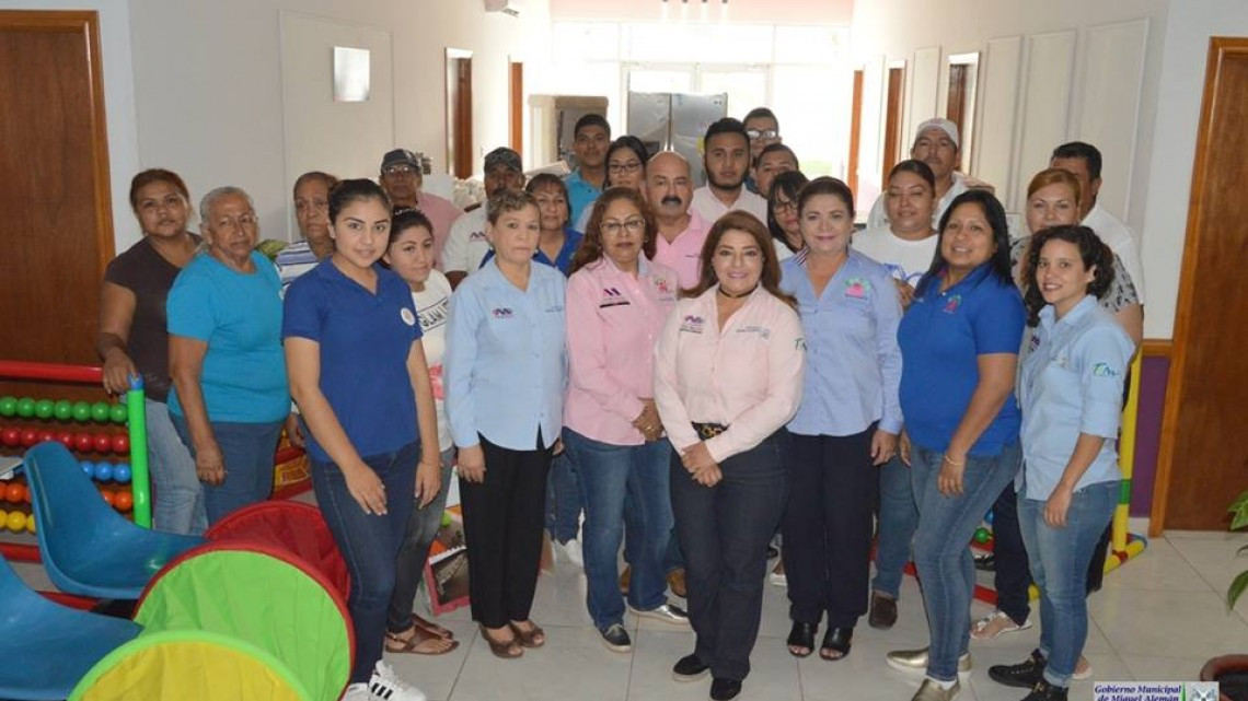 Recibe alcaldesa beneficios que envía DIF estatal