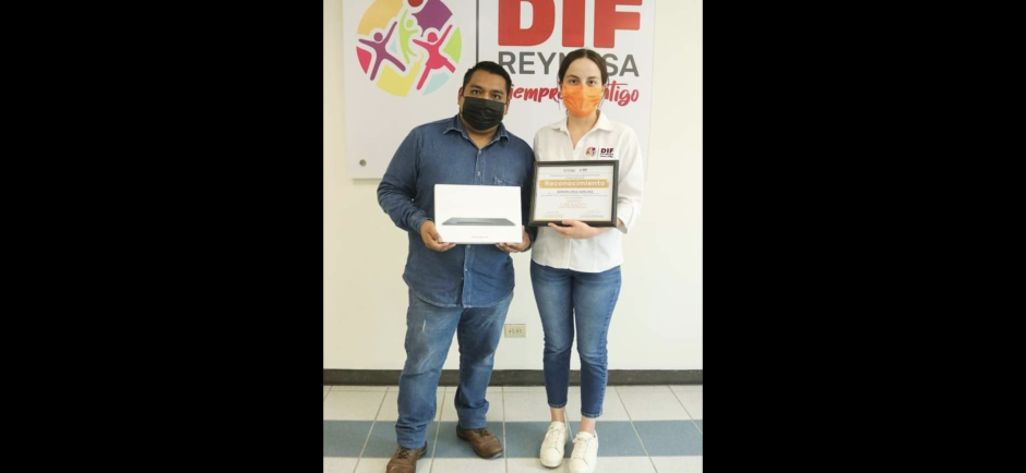 Entrega DIF Reynosa premio a ganador de Inspira Creando