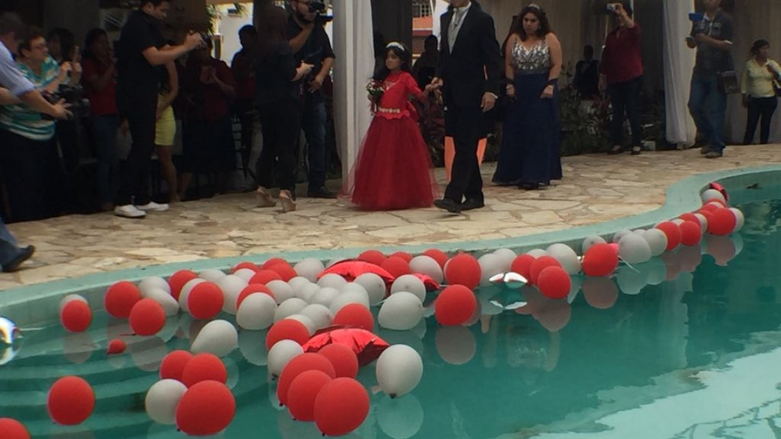 Dianita "la princesa mariposa" celebra sus 15 años