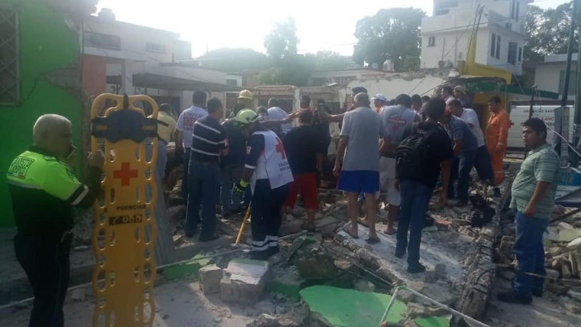 Cae loza y deja atrapados a tres personas