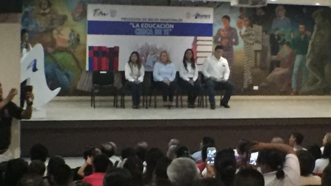 Entregan formatos de solicitud para becas escolares