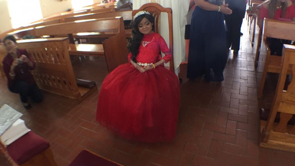 Dianita "la princesa mariposa" celebra sus 15 años