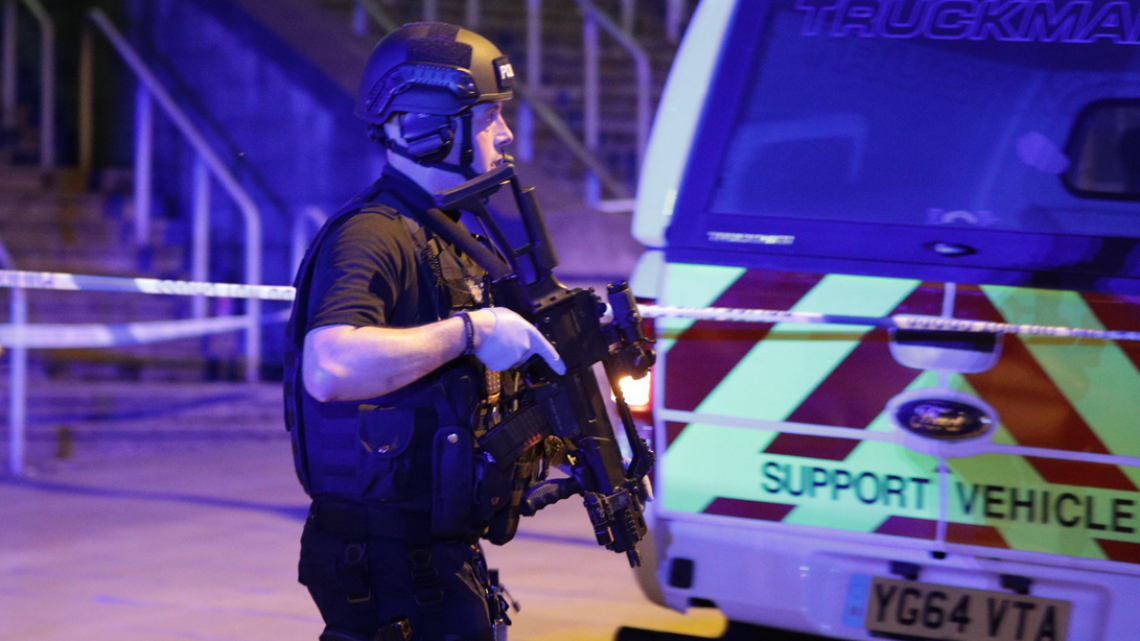 Al menos 20 muertos por explosión en concierto de Ariana Grande