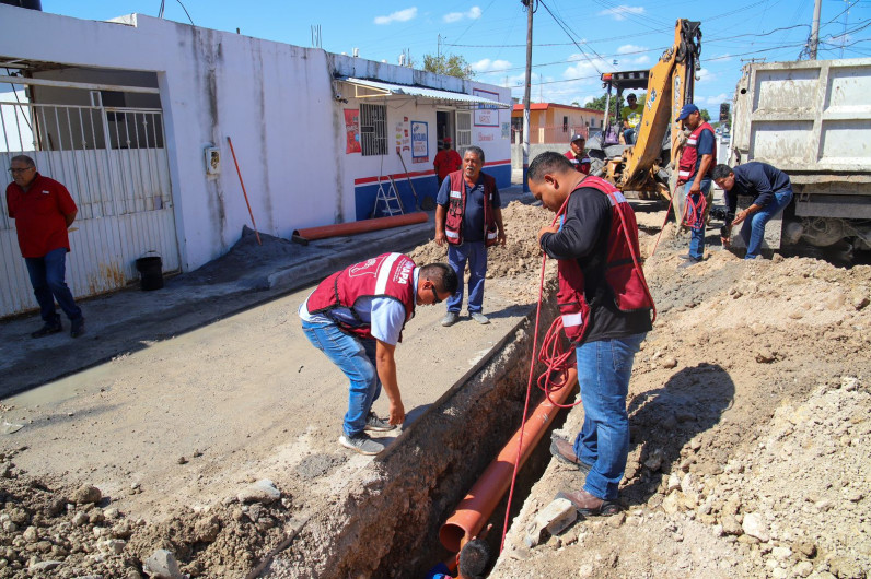Mejora Gobierno de Carlos Peña Ortiz drenaje sanitario en la Narciso Mendoza 