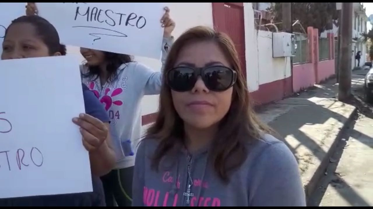 Padres de familia llevan tres meses pagando a un maestro provisional