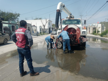 Sondeó COMAPA drenajes de la colonia Paseo de las Flores