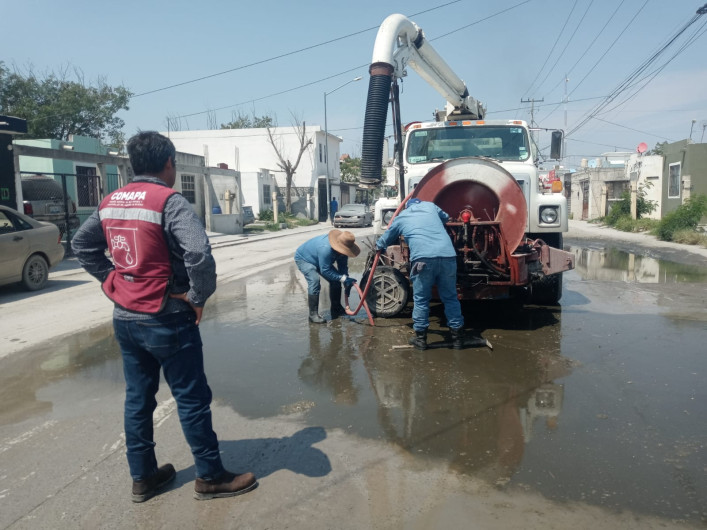 Sondeó COMAPA drenajes de la colonia Paseo de las Flores