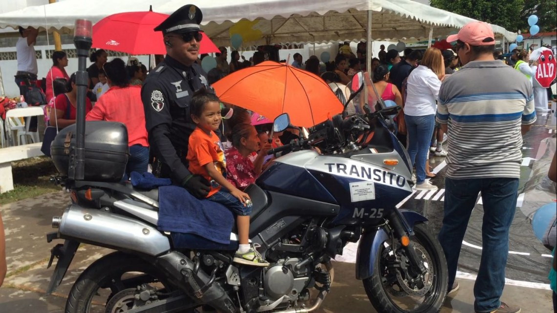 Niños de educación básica, demuestran lo aprendido en el tema de vialidad.