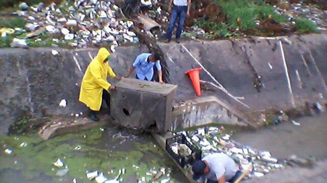 Basura tapa los drenes de Matamoros