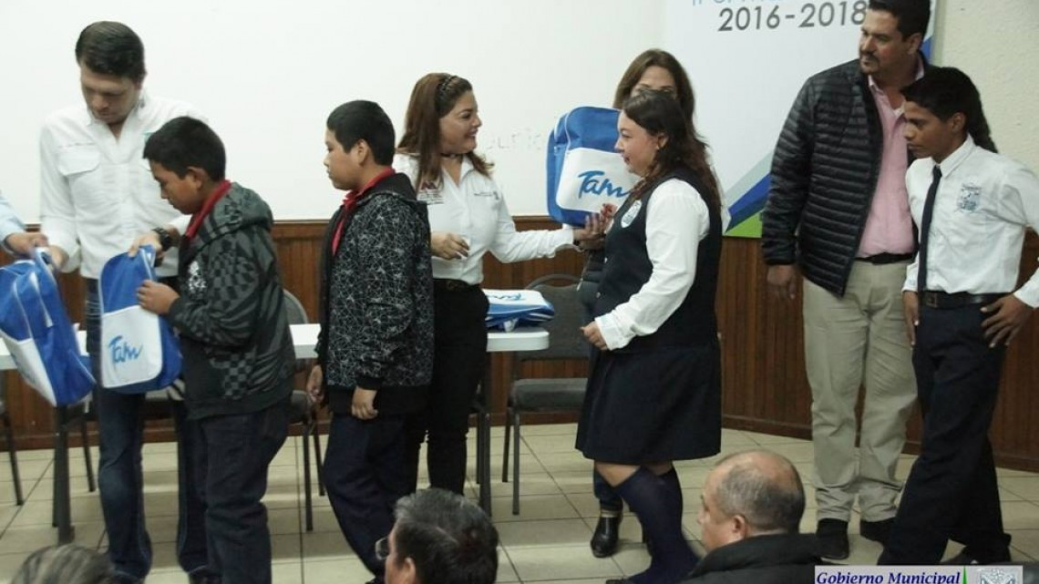 Entregan mochila con útiles escolares en Miguel Alemán 