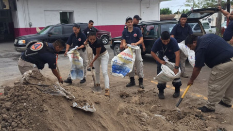 Bomberos reparten más 2 mil costales de arena