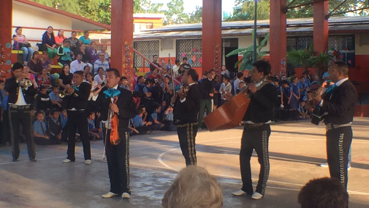 Celebra Magda su cumpleaños trabajando