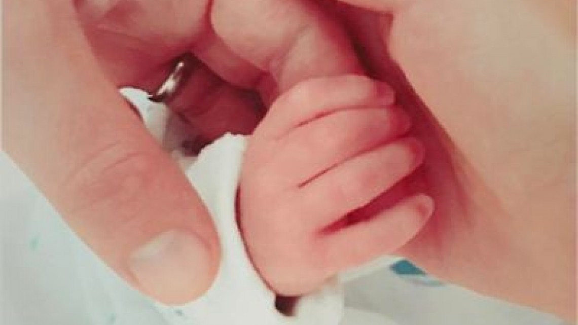 Anahí publica foto de su bebé en la que se aprecia su rostro