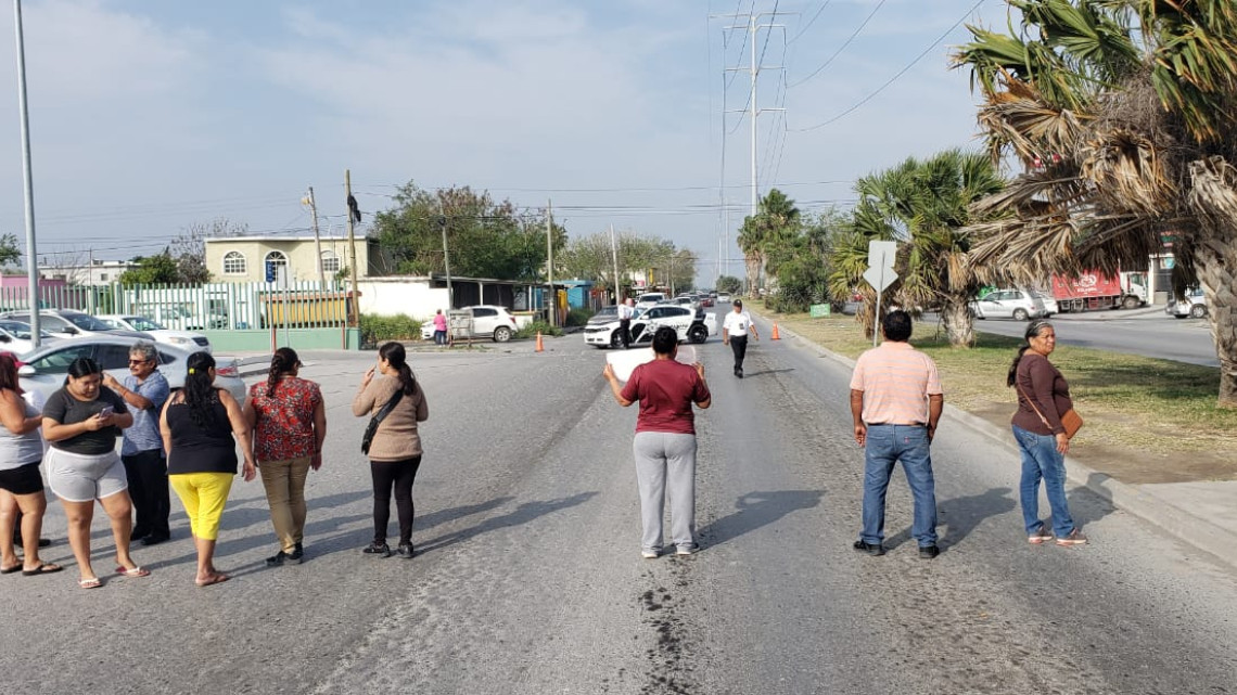 Madres de familia bloquean la Av. Marte R. Gómez en Matamoros