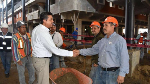Recorre Gobernador la obra de nuevos mercados de Tampico