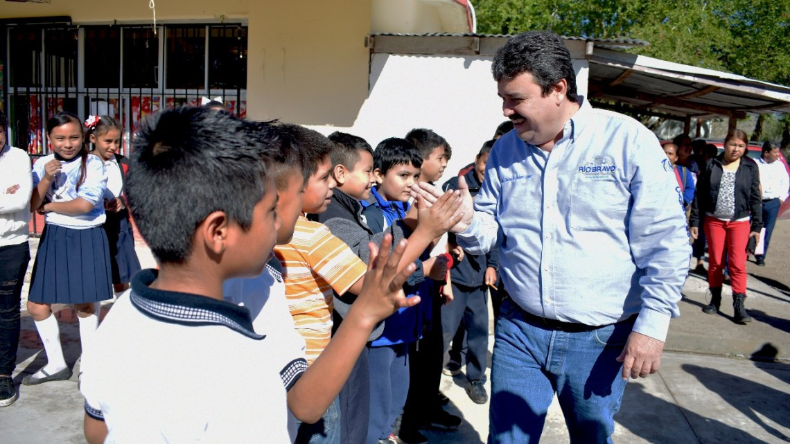 Padres de familia agradecen al Presidente Municipal su compromiso con la educación