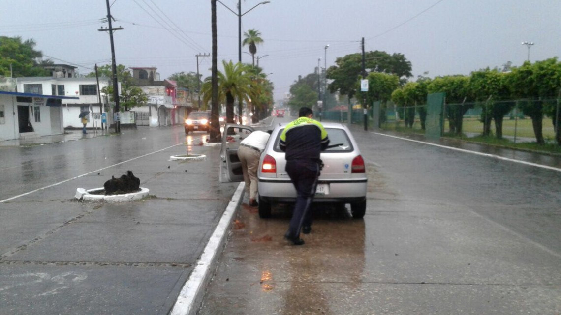 Con patrullas y grúas apoyan a carros varados en avenidas inundadas
